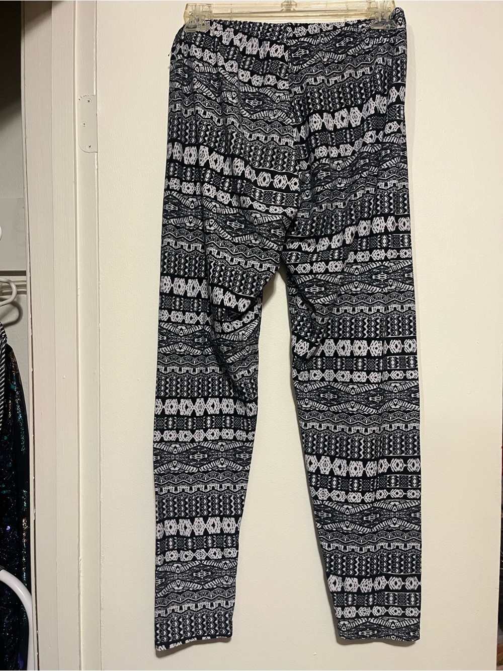 Ultra Flirt Women’s Soft Black & White Patterned Leggings - Picture 3 of 3